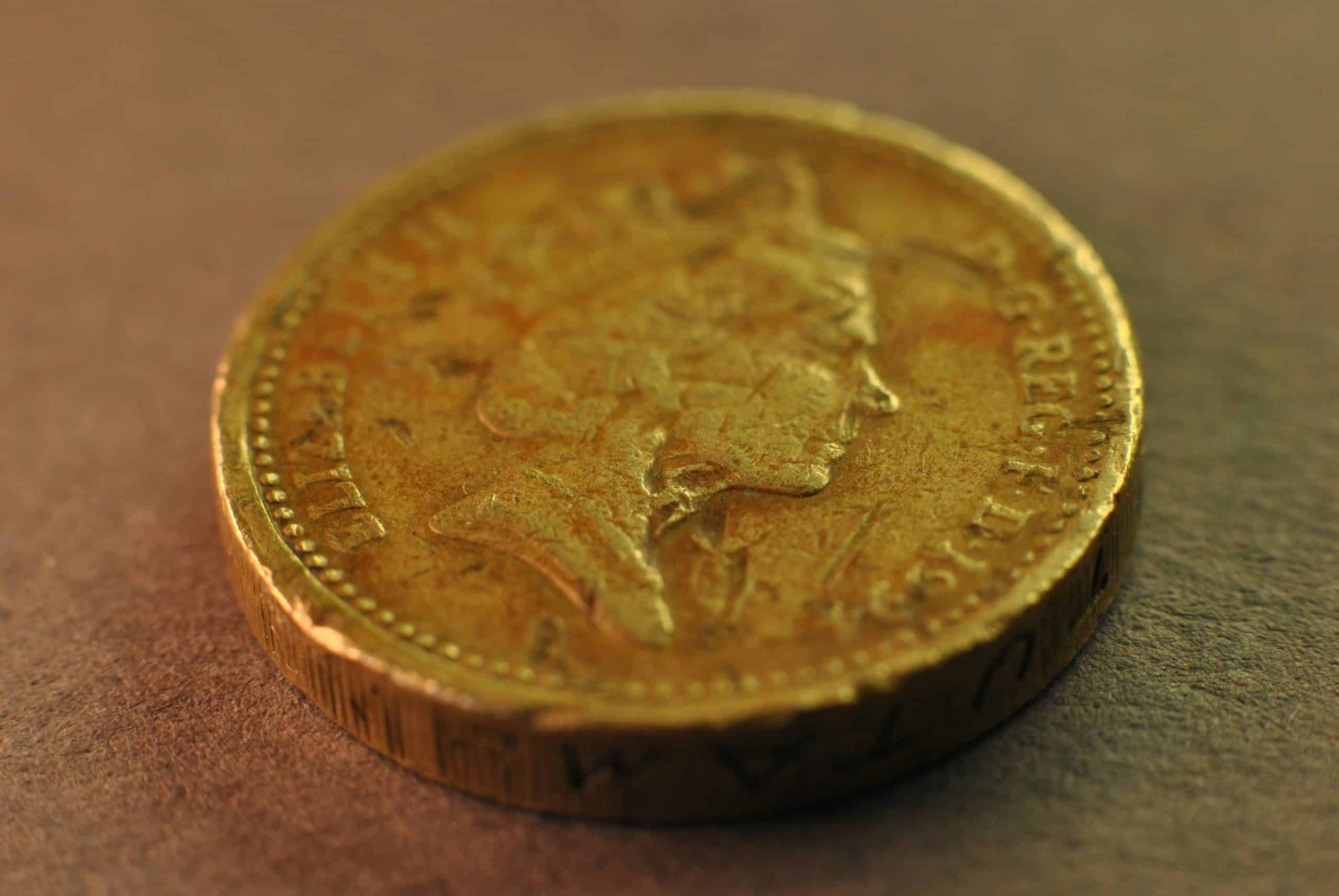 UK finance salaries stall while gender pay gap widens to 35%