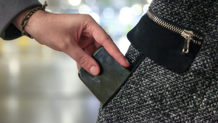 New Starling scam tools protect customers from snatch-theft as bank issues summer phone crime warning